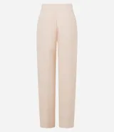 Pantalón de vestir color beige, de corte recto, con cintura alta y cierre tradicional con cremallera.