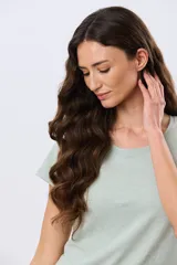 Remera básica de algodón color negro, con cuello redondo y mangas cortas de corte clásico.
