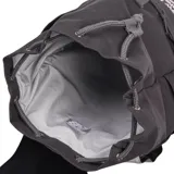 Mochila negra de lona con cierre superior con hebilla y cordón ajustable. Tiene un bolsillo frontal con cierre, dos bolsillos laterales abiertos, asa de mano y tirantes acolchados ajustables. Estampado frontal con el logo de New Balance en blanco y rojo.