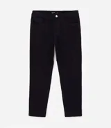 Pantalón slim cropped de sarga color negro para hombre, de corte ajustado y diseño liso. Cuenta con cintura con pasadores, cierre frontal con botón y cremallera, y bolsillos funcionales delanteros y traseros.