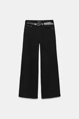 Jeans de tiro alto y pierna ancha tipo wide leg, color negro, con cinco bolsillos, costuras frontales marcadas e incluye un cinturón negro con textura y hebilla metálica dorada.