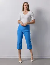 Pantalón capri azul de gabardina elastizada, marca Ruby Rd. Pretina ancha elastizada. Delantera con bolsillos simulados. Trasera con bolsillos aplicados.