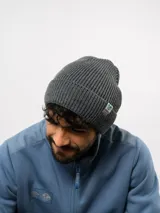 Gorro tipo beanie de punto acanalado en color negro, con vuelta y etiqueta de la marca Umbro cosida en el lateral.