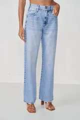 Pantalón de jean celeste de corte recto, con cintura alta y detalles de strass plateados en los bolsillos delanteros.