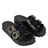 Sandalias Zaxy modelo Wish Ad de color negro, con diseño de tiras cruzadas y hebillas decorativas doradas. Presentan suela de goma con plataforma.