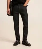 Pantalón de jean negro, modelo slim, con bolsillos laterales.