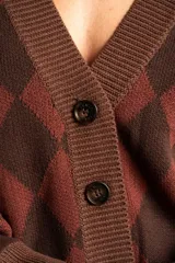 Cardigan de punto con diseño de rombos en tonos marrón y terracota, cuello en V, cierre frontal con botones y mangas largas con puños acanalados.