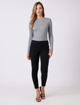 Jean modelo skinny de la marca DJeans, color azul oscuro. Presenta un diseño de tiro medio con cierre frontal y botón, además de bolsillos funcionales tanto en la parte delantera como en la trasera.