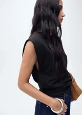 Camiseta sin mangas negra de corte recto, con cuello redondo y hombreras marcadas.