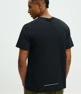 Remera deportiva de hombre con tecnología Dry, confeccionada en poliamida y elastano. Presenta un diseño de corte regular, cuello redondo, manga corta y estampa lettering pequeña en el pecho con la frase Seeking my highs.