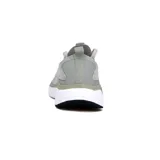 Championes deportivos Diadora Adriatic para hombre, color gris claro con detalles en blanco y suela blanca con detalles en negro.