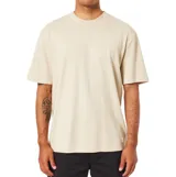 Remera Katin de corte box fit, con silueta amplia y relajada, cuello redondo y diseño minimalista en color beige.