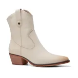 Botas cortas de cuero sintético color crema, estilo texanas, con caña media, punta fina y taco cuadrado de madera.