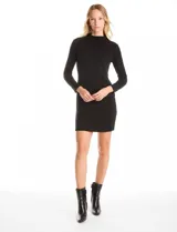 Vestido corto de tejido de punto color negro, con cuello alto y mangas largas, de corte ajustado al cuerpo.