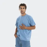 Remera de corte boxy color azul, con costuras en contraste, estampado pequeño en el pecho y frase bordada en el bajo.