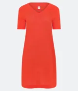 Vestido corto color naranja, de corte recto, con escote en pico y mangas cortas.