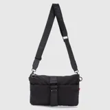 Cartera tipo bandolera de diseño plano y minimalista, color negro. Cuenta con cierre superior, bolsillo frontal y una correa ajustable con el logo de la marca estampado.