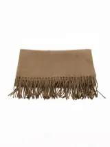 Pashmina de textura suave con flecos en los extremos.