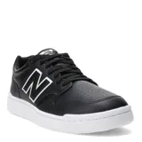 Championes New Balance modelo 480, de diseño clásico inspirado en el básquet, confeccionados en cuero negro con detalles en blanco y suela de goma.