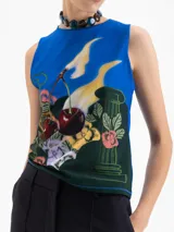 Top sin mangas de corte ajustado, color azul vibrante, con estampado artístico que incluye cerezas, columnas y elementos florales en tonos verdes, amarillos y rojos.