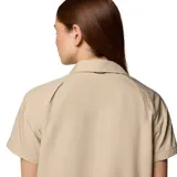 Camisa de manga corta Columbia, color beige, con cuello clásico, cierre frontal con botones y dos bolsillos frontales funcionales. Confeccionada con tecnología Omni-Shade para protección solar y Omni-Wick para absorción de humedad.