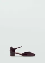 Zapato de charol color borgoña, con punta cuadrada, cierre con tira y hebilla, y tacón bloque de 4 cm.