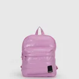 Mochila Bubba acolchada color rosado con diseño matelasse, compartimento principal con cierre, bolsillo frontal con cierre y parche con el logo de la marca. Cuenta con manija superior y correas ajustables.