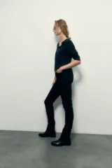 Jean slim negro de tiro medio.