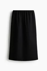 Pollera midi negra de corte recto y diseño liso, con cintura elástica fruncida.