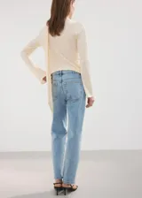 Jeans de denim celestes, de tiro alto y corte recto, con diseño clásico de cinco bolsillos y cierre frontal con botón y cremallera.
