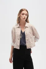Chaqueta cropped de manga larga, color blanco con finas rayas verticales en tono claro. Presenta cuello camisa, cierre frontal con botones de madera y dos bolsillos delanteros con tapa a la altura del pecho.
