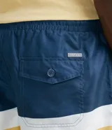 Bermuda de baño para hombre con diseño de rayas horizontales en azul marino, blanco y amarillo. Cuenta con cintura elástica con cordón ajustable y dos bolsillos laterales.