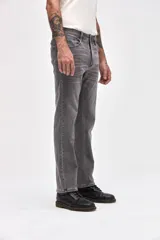 Jean de corte slim, color gris con efecto lavado, confeccionado en denim con cierre frontal y bolsillos laterales.