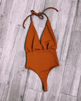 Body color ladrillo con escote halter y espalda descubierta.