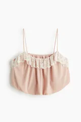 Top cropped de punto color rosado con diseño globo, breteles finos tipo spaghetti y detalle de ribete de encaje blanco en el escote fruncido.