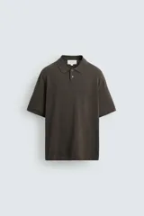 Polo de punto de corte regular fit, confeccionado en una mezcla de algodón y lyocell. Presenta cuello de solapa con cierre frontal de botones, manga corta y acabados en rib en puños y bajo.