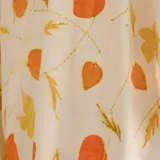 Chal rectangular de lana merino con diseño degradado en tonos amarillo, blanco y verde.