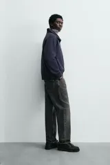 Sudadera de calce relajado color azul marino, con cuello alto y cierre frontal mediante alamares metálicos. Presenta manga larga y terminaciones en rib en puños y cintura.