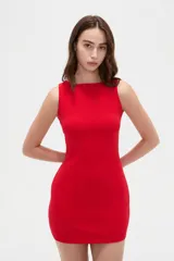 Vestido corto rojo de algodón, al cuerpo, con cuello a la base, sin mangas y cierre posterior.