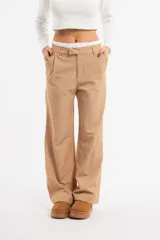 Pantalón de vestir color beige, de corte recto y tiro alto, con pretina blanca.