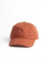 Gorro con visera color beige, con logo bordado de una montaña en el frente.