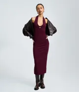Vestido midi color bordó con textura, cuello halter y detalle de nudo con abertura en el busto.