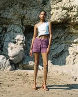 Short tejido al crochet color lila, con cintura elastizada y cordón ajustable.