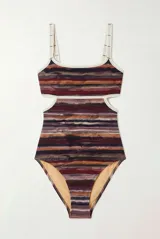 Malla entera de diseño tropical en tonos rosados y borravino, con estampado de hojas, vegetación y un leopardo oculto. Presenta escote recto y tirantes finos.