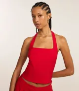 Blusa cropped roja de bengalina con diseño de frente única y escote cuadrado, confeccionada con mezcla de viscosa, poliamida y elastano.