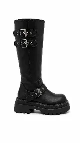 Bota biker alta de color negro con suela chunky track, caña regulable con triple hebilla superior y una hebilla adicional en el tobillo, todas con ojales metálicos.