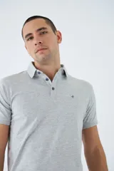 Polo de jersey gris con calce regular, logo bordado y mangas cortas. Confeccionada en 97% algodón y 3% spandex.