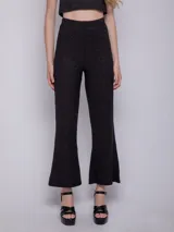 Pantalón palazzo negro de tejido brillante con textura acanalada y cintura elástica.