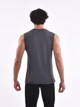 Musculosa color lila con estampa fotográfica en el frente y cuello redondo.