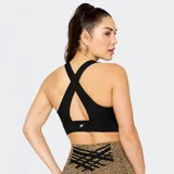 Bra deportivo de impacto medio color negro, con diseño de escote en V y detalle de nudo frontal con abertura. Presenta espalda con tirantes cruzados y banda elástica inferior para mayor sujeción.